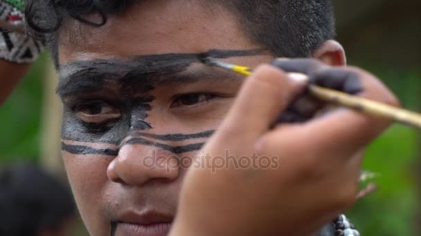 Foto de close-up da Pintura de Rosto - Cultura indígena do Brasil — Vídeo de Stock