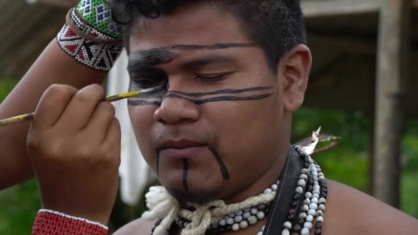 Primo piano della pittura facciale - Cultura indigena del Brasile — Video Stock