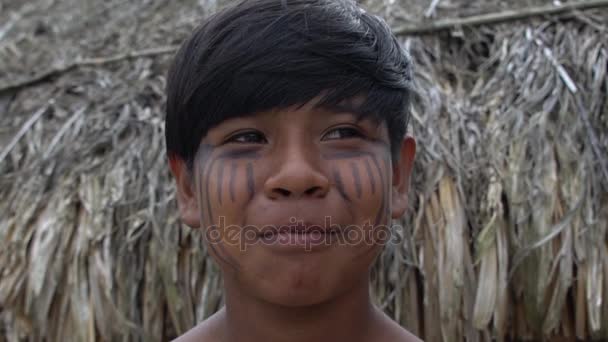 Ragazzo nativo brasiliano in una tribù Tupi Guarani, Brasile — Video Stock