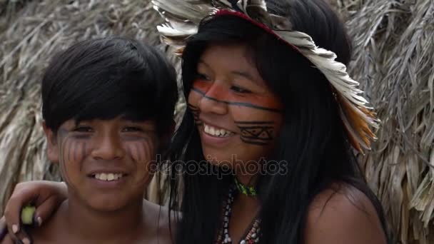 Irmãos em uma Tribo Tupi Guarani, Brasil — Vídeo de Stock
