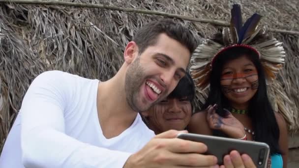 Turist som tar selfifoto med brasilianske Natives - Indios – stockvideo