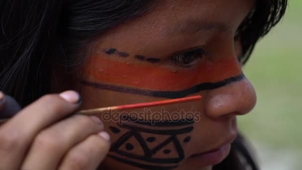 Εγγενής Βραζιλίας γυναίκα (Ινδία) ζωγραφική στο πρόσωπό της σε μια αυτόχθονες της φυλής — Αρχείο Βίντεο
