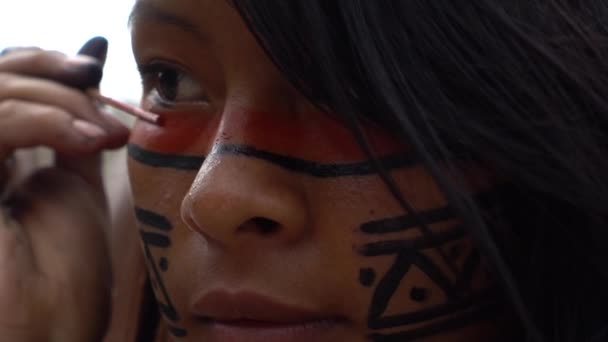 Nativo brasiliano donna (India) pittura sul suo volto in una tribù indigena — Video Stock