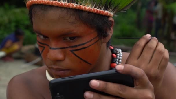 Homem Brasileiro Nativo (Indio) Pintura em seu Rosto em uma Tribo Indígena — Vídeo de Stock