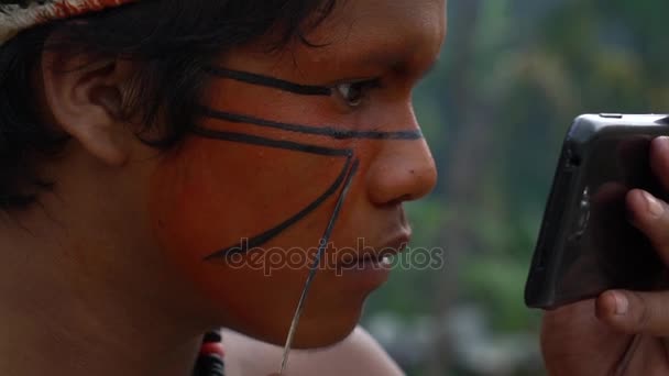 Native Braziliaanse Man (Indio) schilderij op zijn gezicht in een inheemse stam — Stockvideo