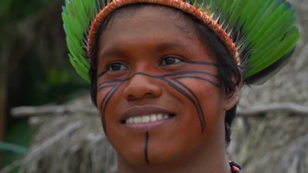 Native Braziliaanse Man (Indio) een inheemse stam in Brazilië — Stockvideo