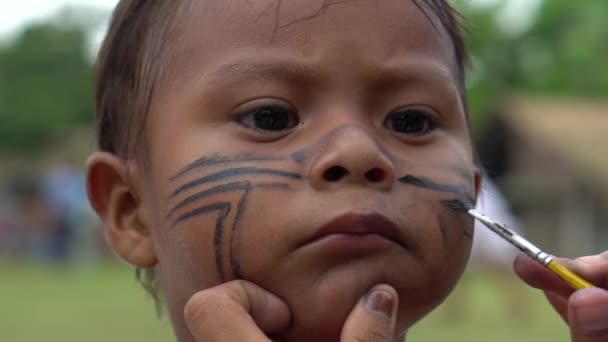 Pintura de uma Face de Crianças Nativas Brasileiras (Indio) - Brasil — Vídeo de Stock
