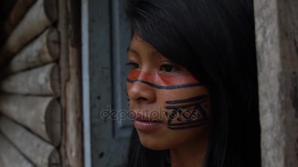 Brasilianisches Mädchen im Stamm der Tupi Guarani, Brasilien — Stockvideo