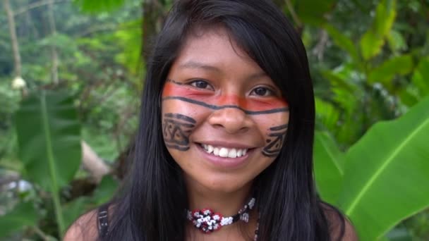 Native Brazilian Girl in a Tupi Guarani Tribe, Brasile — Video Stock