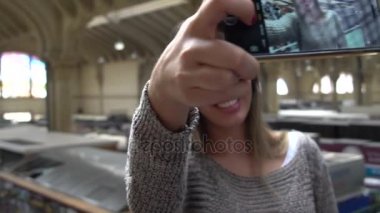 Sao Paulo, Brezilya'da bir selfie - Mercadao - Belediye pazarında alarak kadın
