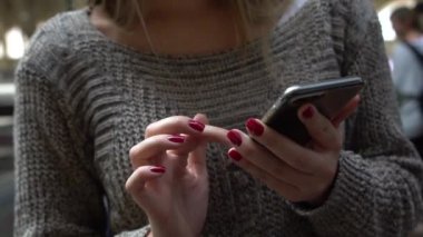 Cep telefonu - akıllı telefon kullanan kız