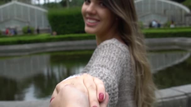 Fidanzato con le mani della fidanzata a Jardim Botanico - Orto Botanico - San Paolo, Brasile — Video Stock