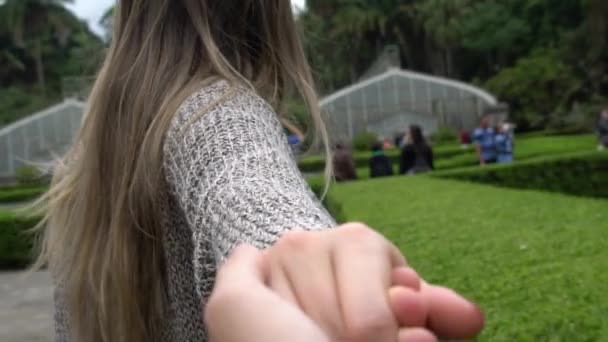 Ο φίλος κρατώντας ένα τα χέρια του τη φίλη του στο Jardim Βοτανικός Κήπος - Βοτανικός Κήπος - Σάο Πάολο, Βραζιλία — Αρχείο Βίντεο