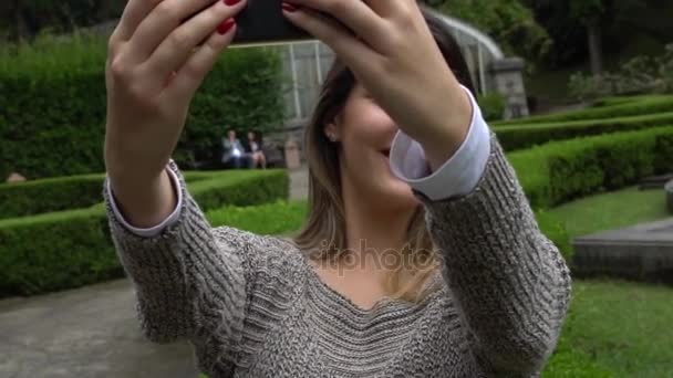 Mujer tomando una selfie en Jardim Botanico - Jardín Botánico - Sao Paulo, Brasil — Vídeo de stock