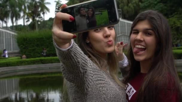 Hermanas tomando una selfie en Jardim Botanico - Jardín Botánico - Sao Paulo, Brasil — Vídeos de Stock