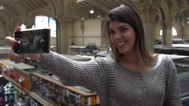 Žena s selfie v městské tržnici - Mercadao - v Sao Paulo, Brazílie — Stock video
