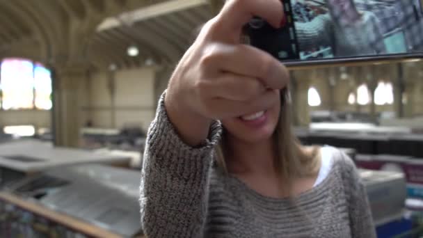 Mujer tomando una selfie en Mercado Municipal - Mercadao - en Sao Paulo, Brasil — Vídeo de stock