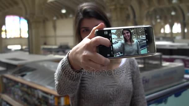 Une femme prend un selfie au marché municipal - Mercadao - à Sao Paulo, Brésil — Video