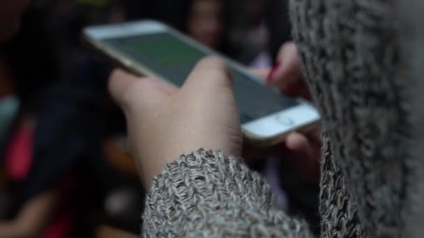 Menina usando telefone celular - Smartphone — Vídeo de Stock