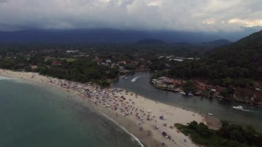 Barra havadan görünümü yapmak Una Beach, Sao Paulo, Brezilya