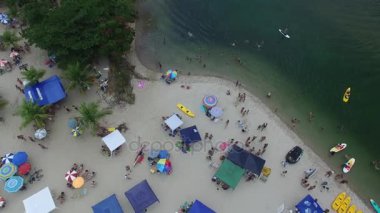 Brezilya'da kalabalık bir plaj Üstten Görünüm