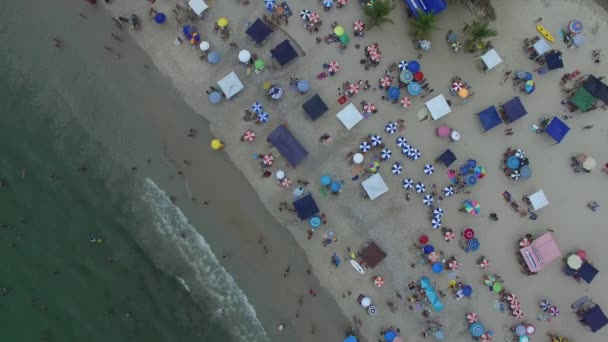 Vue du dessus d'une plage bondée au Brésil — Video