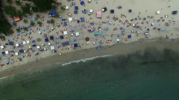 Bovenaanzicht van een overvolle strand in Brazilië — Stockvideo
