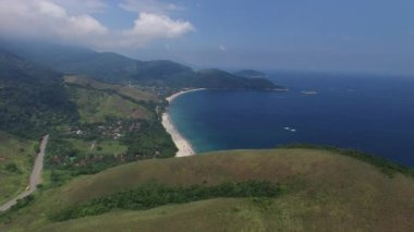 Havadan görünümü Toque Toque Pequeno ve Praia de Santiago Sao Sebastiao, Sao Paulo, Brezilya