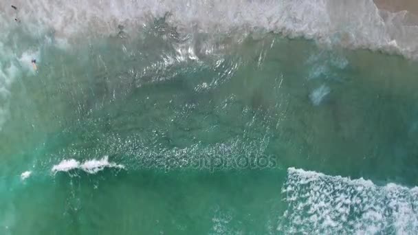 Vue du dessus des vagues dans une plage 