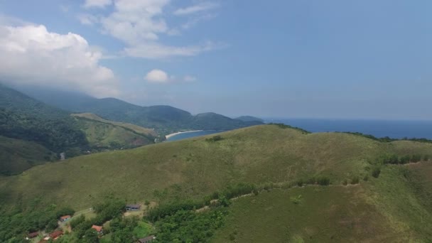 Вид с воздуха на Toque Toque Pequeno и Praia de Santiago в Сан-Себастьяо, Сан-Паулу, Бразилия — стоковое видео