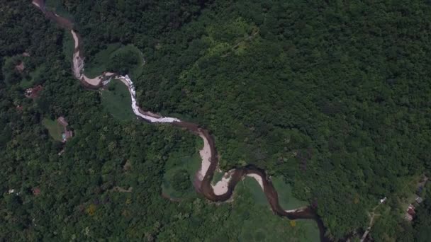 Blick von oben auf den Fluss im Regenwald, Lateinamerika — Stockvideo