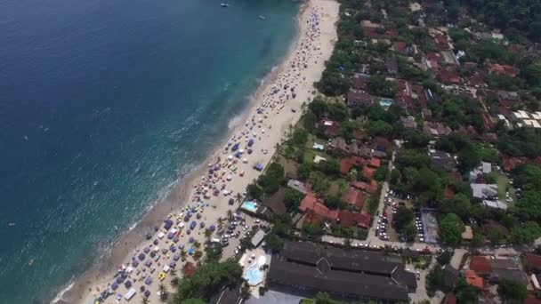 Aerial View av Pauba Beach, Sao Sebastiao, norra kusten av Sao Paulo, Brasilien — Stockvideo