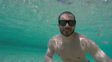 Queensland, Avustralya bir havuzda bir selfie alarak adam