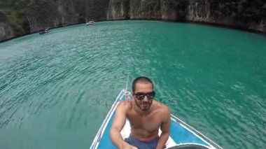 Tayland sahilde bir selfie alarak adam