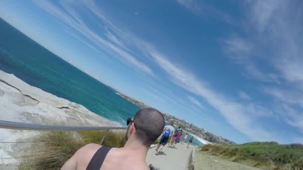 Man tar en selfie i Manly Beach, Sydney, Australien — Stockvideo