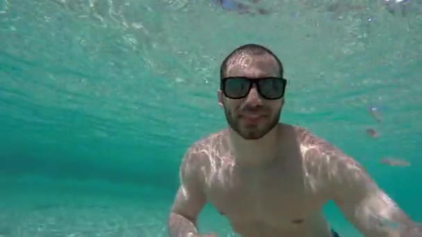 Man een selfie te nemen in een zwembad in Queensland, Australië — Stockvideo