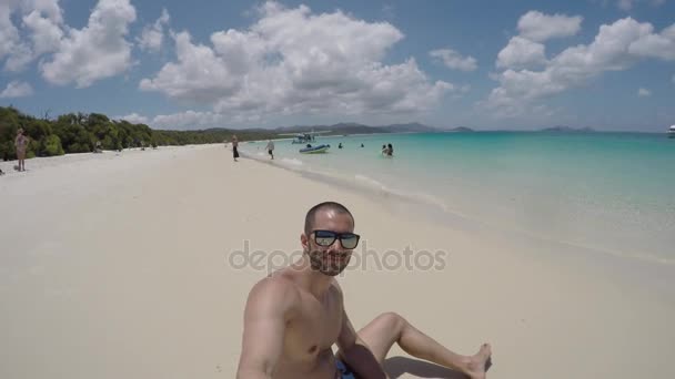 Hombre tomando una selfie en Whitsundays, Queensland, Australia — Vídeo de stock