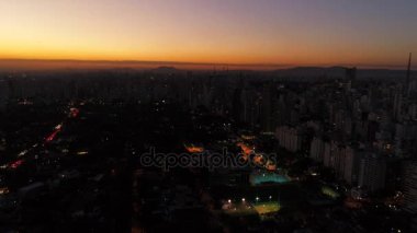 Alacakaranlıkta gökyüzü Sao Paulo şehir, Brezilya