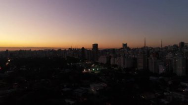 Alacakaranlıkta gökyüzü Sao Paulo şehir, Brezilya