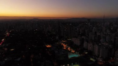 Alacakaranlıkta gökyüzü Sao Paulo şehir, Brezilya