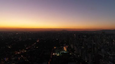 Alacakaranlıkta gökyüzü Sao Paulo şehir, Brezilya