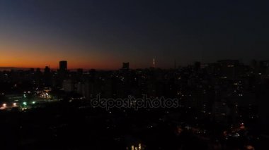 Alacakaranlıkta gökyüzü Sao Paulo şehir, Brezilya