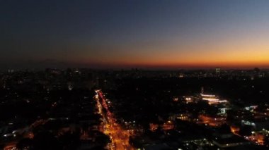 Sao Paulo Brezilya bir gün batımı zamanında üzerinde uçan