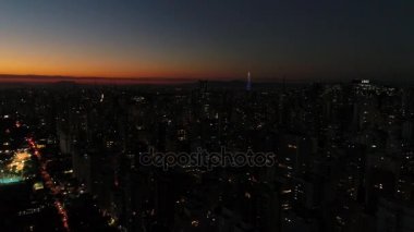 Birçok daire üzerinde uçan - saat akşam