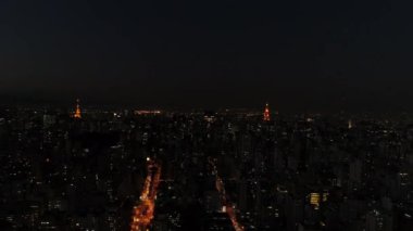 Gece trafikte Sao Paulo, Brezilya