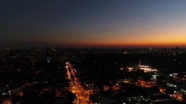 Volando sobre Sao Paulo en un tiempo de puesta del sol, Brasil — Vídeos de Stock