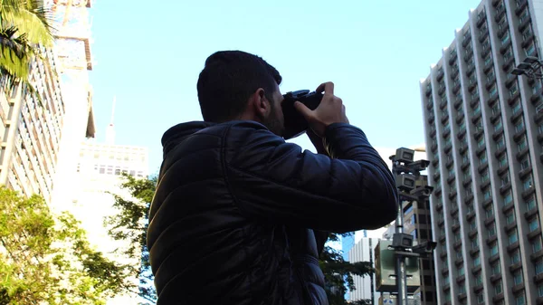 Young man photographing Paulista Avenue - Sao Paulo city, Brazil — Stock Photo, Image