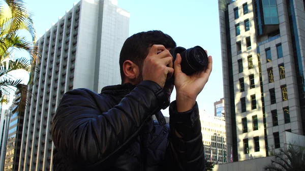 Молодой человек фотографирует проспект Паулисты - Сан-Паулу, Бразилия — стоковое фото