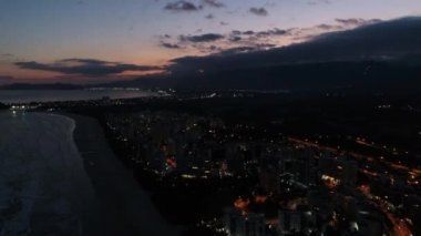 Riviera de Sao Lourenco Beach gece Sao Paulo, Brezilya
