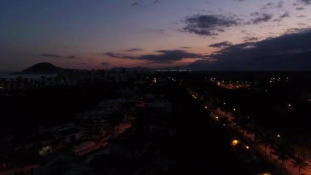 Riviera de Sao Lourenco-stranden på natten i Sao Paulo, Brasilien — Stockvideo